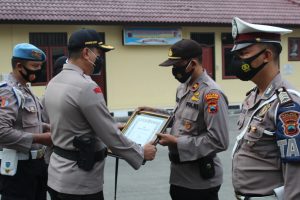 Kapolres Rembang Berikan Reward Kepada 21 Anggota Polres Rembang yang Berprestasi
