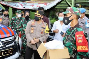 Pangdam IV Diponegoro dan Kapolda Jateng Bagikan Takjil di Seputar Simpang 4 Kagok Kota Semarang