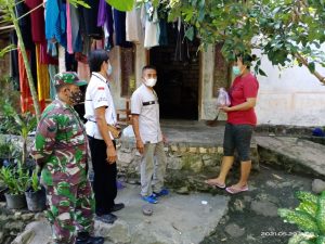 Kompak, TNI-Polri di Pancur Rembang Dampingi Penyaluran Sembako Covid-19