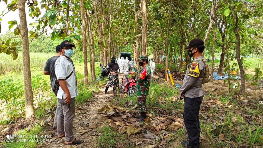 TNI-Polri di Sulang Rembang Amankan Pemakaman Jenazah Covid-19