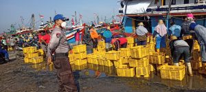 Tingkatkan Keamanan Masyarakat Nelayan, Satpolair Pantau Kegiatan di TPI