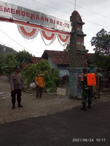Tekan Penularan Covid-19 Di Pancur Rembang, TNI-Polri Laksanakan Penyemprotan Desinfektan Berkala