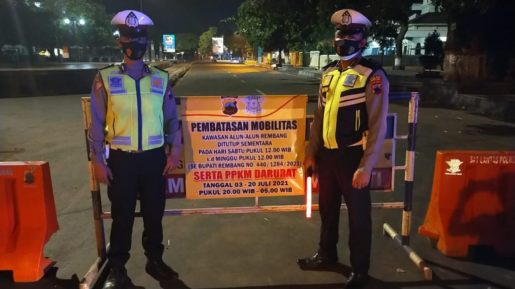 PPKM Darurat, Satlantas Polres Rembang terjunkan Personil Sekat Jalan Di Rembang