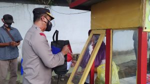 Wujud Kepedulian Polri, Polres Rembang bagikan Bansos untuk Pedagang Kecil