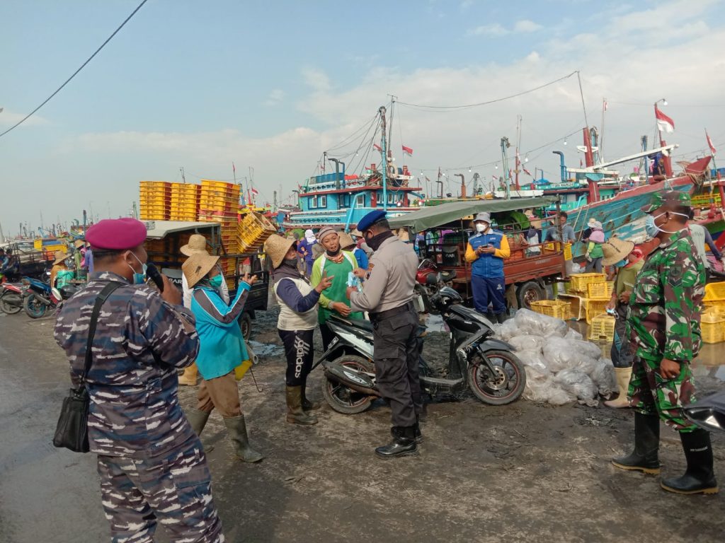 Satpolair Polres Rembang Patroli Himbau Prokes Serta Bagikan Masker ke Warga Nelayan