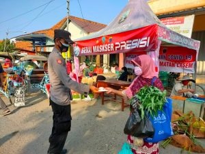 Minggu pagi, Personil Polsek Lasem Rembang Himbau Prokes dan bagikan Masker Gratis