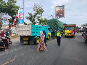 Personil Unit Lantas Polsek Kragan Rembang bantu atur Lalin dan Sebrangkan masyarakat