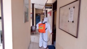 Personil Polsek Sarang Rembang rutin Sterilisasi Mapolsek dengan Semprot Desinfektan