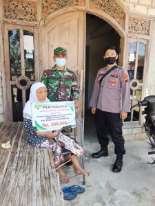 Sinergitas TNI-Polri di Pamotan Rembang, Turun Ke rumah warga bagikan BLT-DD