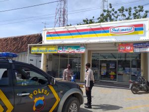 Antisipasi Kerawanan Kamtibmas, Polsek Sale Rembang Patroli Sambang Minimarket