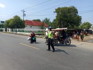 Wujud Pelayanan Masyarakat, Kanit Lantas Polsek Kragan Rembang bantu Masyarakat menyebrang Jalan