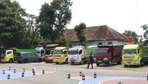 Belasan Dump Truk sarana Blokade di Akses Jalan Tambang Sale, Akhirnya Di tahan Polres Rembang