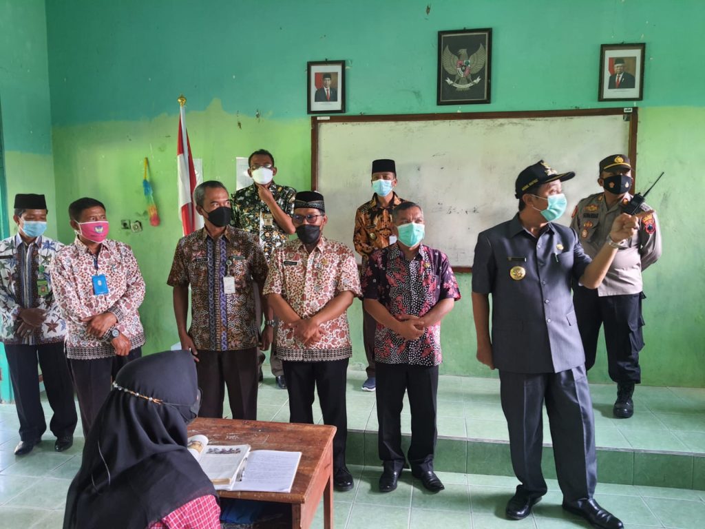 Kapolsek Sluke Polres Rembang Dampingi Bupati Monitor Kegiatan PTM Di Sekolah