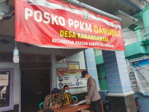 Anggota Polsek Kragan Rembang Cek dan Kontrol Keaktifan Posko PPKM Mikro Desa