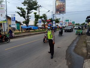 Kanit Lantas Polsek Kragan Rembang Atur Lalu Lintas di Jalan Pantura Rembang-Tuban