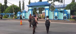 Anggota Polsek Kragan Rembang bantu menyeberangkan siswa siswi SMP N 1 Kragan