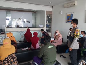 Bhabinkamtibmas Polsek Kragan Rembang sambang Bank BPD Jateng Sosialisasi Prokes
