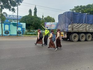 Kanit Lantas Polsek Kragan Rembang bantu Anak-anak Sekolah Menyebrang Jalan