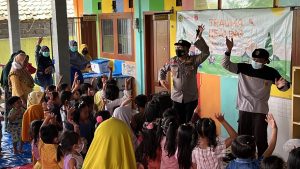 Relawan dari Polres Rembang Bersama Kwarcab Rembang gelar Trauma Healing untuk Anak-anak Korban Erupsi Semeru