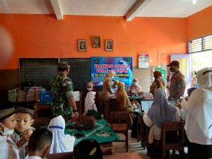 Bhabinkamtibmas & Babinsa Sale Rembang Dampingi Pelaksanaan Vaksinasi Anak