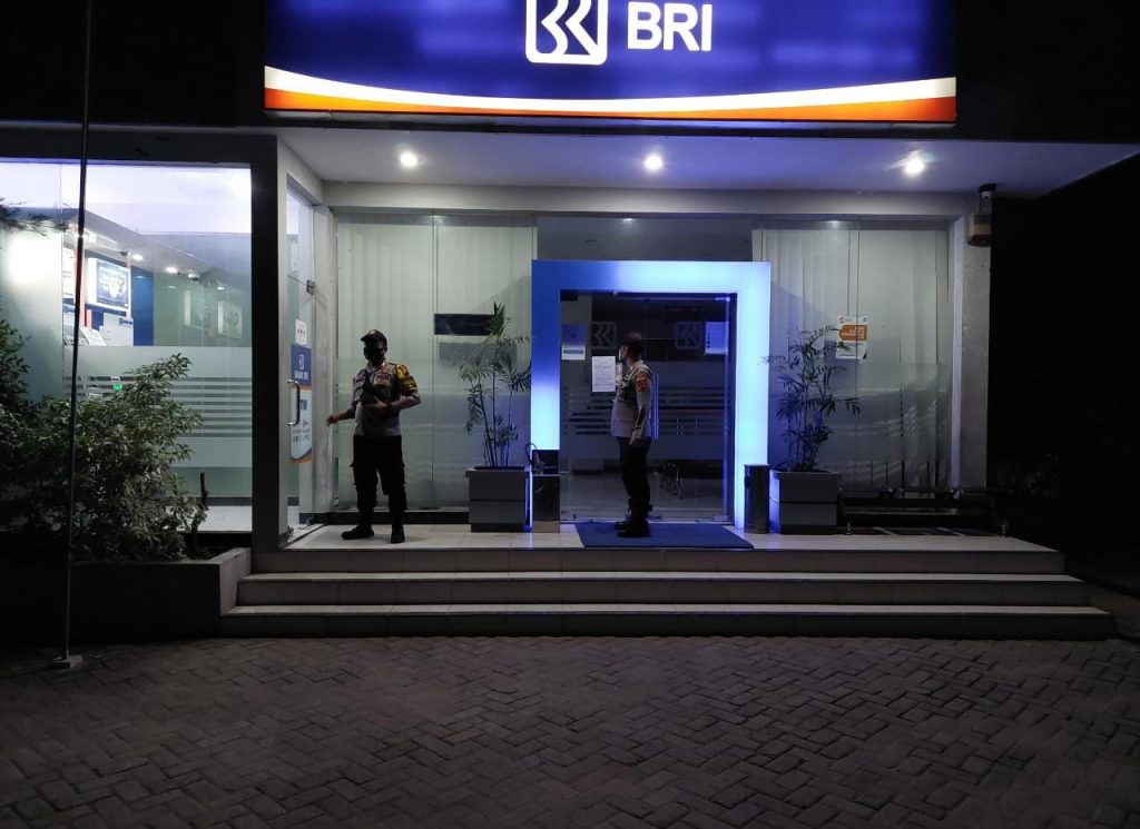 Antisipasi Kejahatan 3C, Anggota Polsek Kragan Rembang gelar Patroli Dinihari sasar Bank BRI