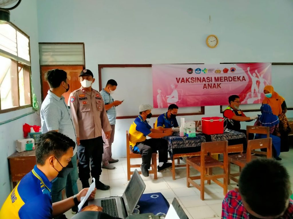 Kanit Binmas Polsek Rembang Kota Pantau Pelaksanaan Vaksin Anak Di SDN Weton