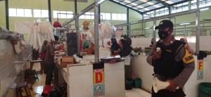 Gunakan Pengeras Suara, Bhabinkamtibmas Polsek Sumber Rembang Woro-woro Prokes di Pasar