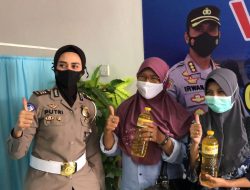 Keren! Pendaftar SIM di Polrestabes Semarang Dapat Bonus Minyak Goreng dan Vaksinasi