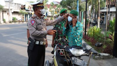 Bagikan Masker Kepada Masyarakat, Bukti Kepedulian TNI-Polri dan Pemerintah Rembang