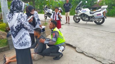 Tim Patroli Roda 2 Satlantas Polres Rembang, Bantu Warga yang Alami Kecelakaan