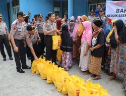 Serdik Sespimma di Polres Rembang Bagikan 100 buah Sembako Untuk Anak Yatim dan Warga Nelayan