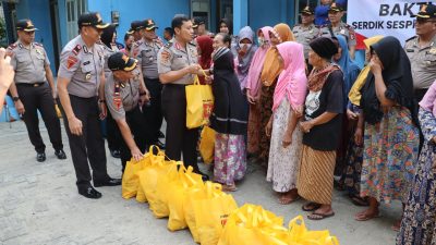 Serdik Sespimma di Polres Rembang Bagikan 100 buah Sembako Untuk Anak Yatim dan Warga Nelayan