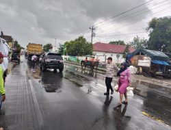 Hujan Tak Jadi Rintangan, Anggota Polsek Kragan Tetap Sigap Atur Lalu Lintas 