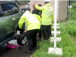 Situasi Hujan, Anggota Satlantas Polres Rembang Sigap Bantu Pengemudi Mobil Pecah Ban