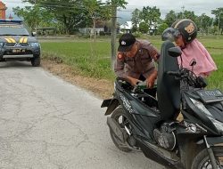 Aiptu M. Arwan Anggota Polsek Pamotan Bantu Warga Kehabisan Bensin Di Jalan