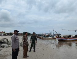Anggota Polsek dan Koramil Kragan, Pantau dan Cek Keadaan Gelombang Air Laut Pantai Utara 