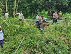 Kapolsek Pamotan Bersama Anggota dan Forkopicam Gotong Royong Bersihkan Pohon Bambu yang Akibatkan Banjir