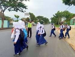 Pelayan Prima Kepolisian, Kanit Lantas Polsek Kragan Bantu Sebrangkan Anak-anak Hendak ke Sekolah