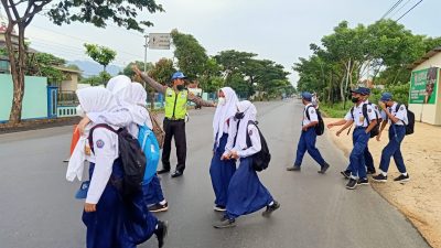 Pelayan Prima Kepolisian, Kanit Lantas Polsek Kragan Bantu Sebrangkan Anak-anak Hendak ke Sekolah