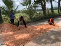 Sering Terjadi Laka, Anggota Polsek Sale Bantu Perbaiki Sementara Jalan Rusak dan Berlubang
