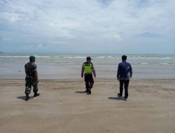 Pantau Gelombang Air Laut, Petugas Posko Siaga dari Polsek & Koramil Kragan Laksanakan Patroli Pesisir