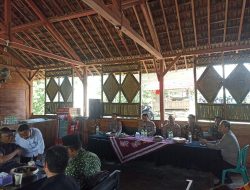 Pagi ini Wakapolres Rembang & PJU Giat Jum’at Curhat di Wisata Kincir Sutra Dolampeng