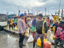 Sat Polairud Polres Rembang Rutin Pantau Giat Nelayan Bongkar Ikan di TPI