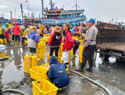 Sat Polairud Polres Rembang Pantau Giat Nelayan Bongkar Ikan Di Pelabuhan Tasikagung