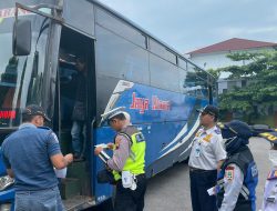 Satlantas Polres Rembang Bersama Dishub Lakukan Ramp Check Di Terminal Bus Rembang