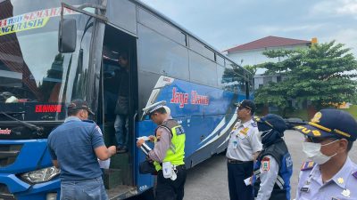 Satlantas Polres Rembang Bersama Dishub Lakukan Ramp Check Di Terminal Bus Rembang