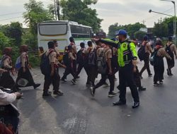 Volume Kendaraan Naik Jelang Lebaran, Kanit Lantas Polsek Kragan Laksanakan Pengaturan Lantas