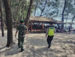 Sinergi TNI-Polri Di Rembang, Pantau Keamanan Pengunjung Wisata Pantai