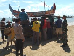 Personil Polsek & Koramil Rembang Kota Amankan Tradisi Larung Sesaji Di Desa Pasarbanggi