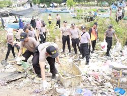 Peduli Lingkungan, Polres Rembang Gandeng TNI dan Masyarakat Bersihkan Sampah di Pinggir Laut